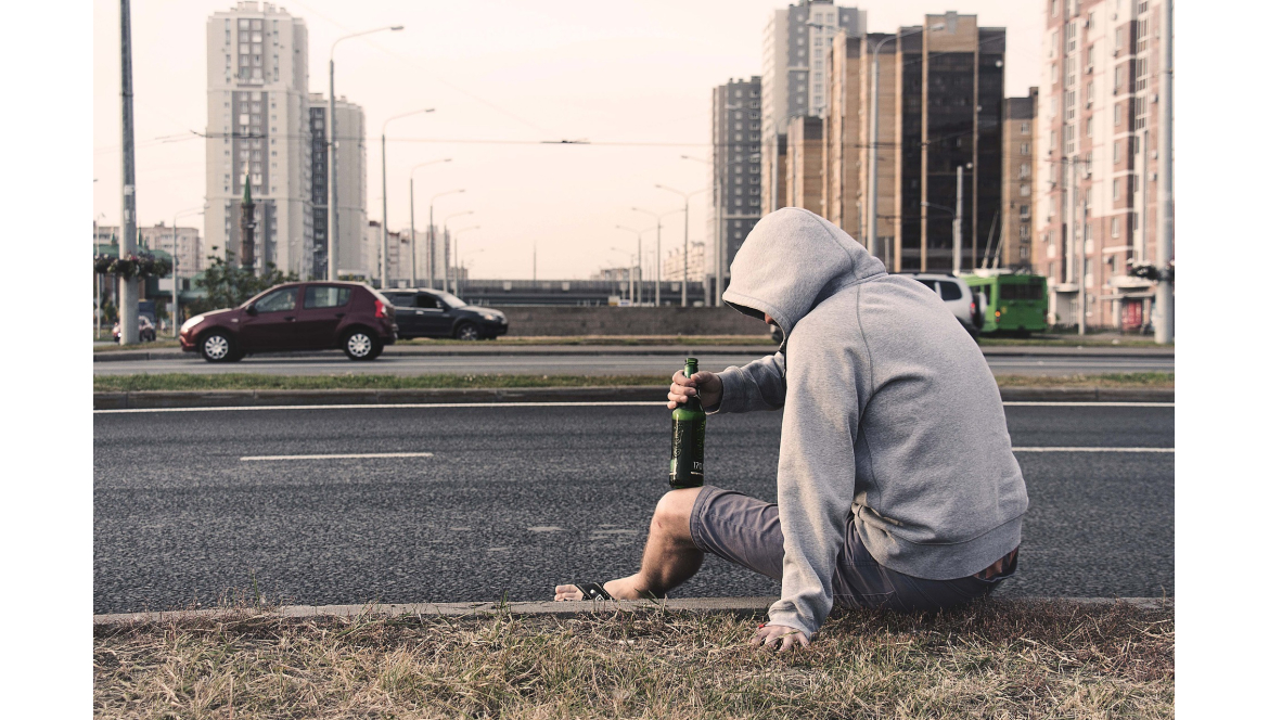 Kiedy zaczyna się alkoholizm, jakie są jego fazy i objawy?