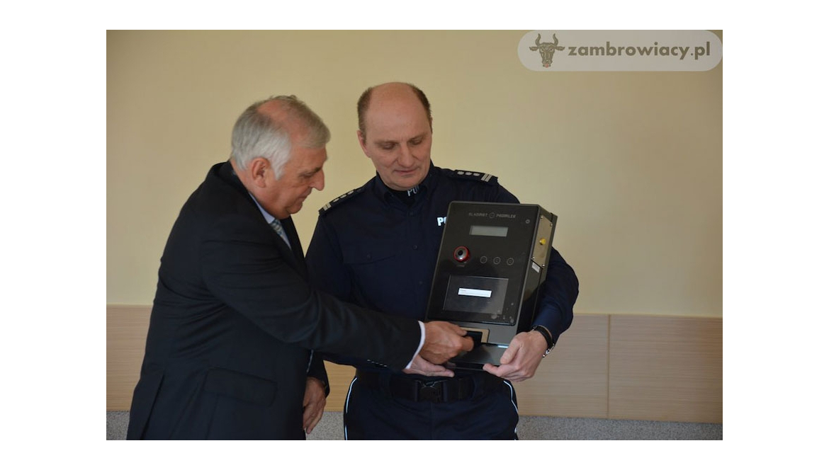 Samoobsługowy alkomat przekazany Komendzie Powiatowej Policji w Zambrowie